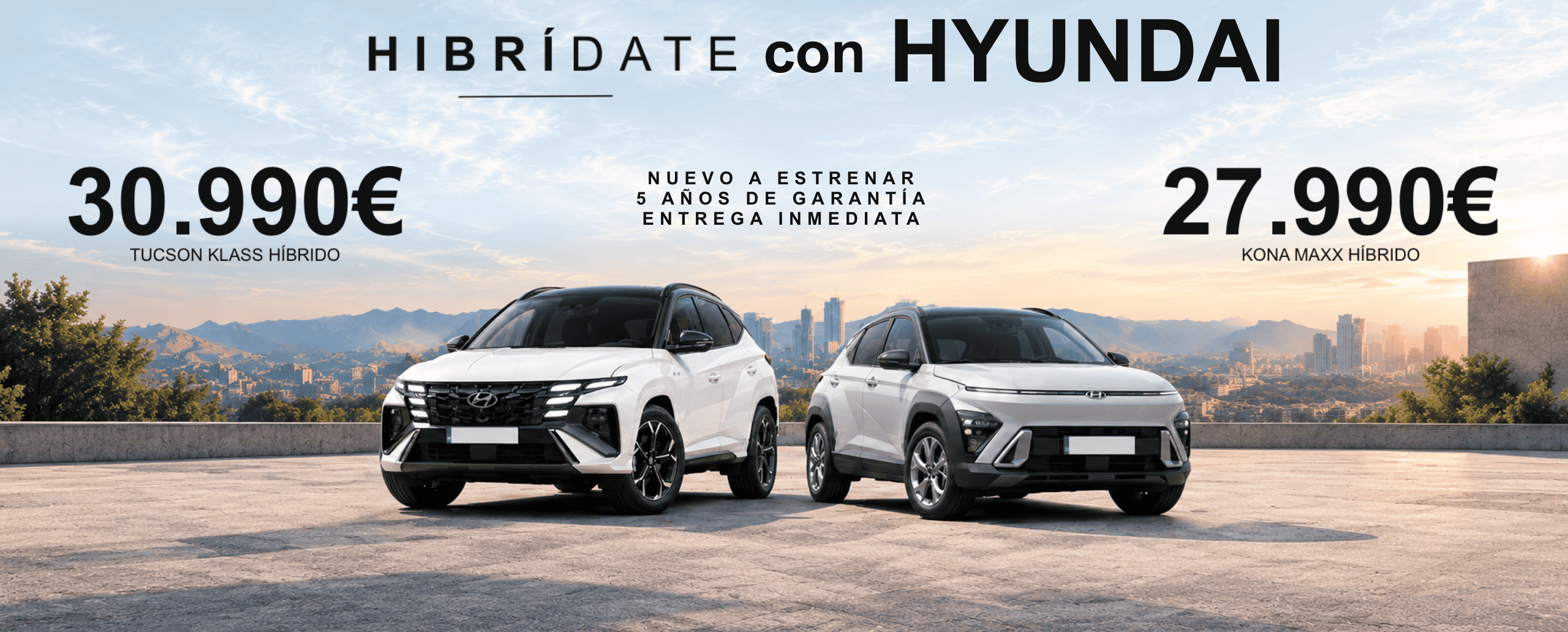 Hyundai Tucson Klass Híbrido a 30.990€ y Kona Maxx Híbrido a 27.990€ aparcados frente a una ciudad al atardecer